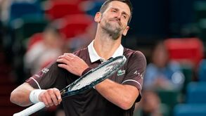 Djokovic sofre com tremores e é eliminado na segunda ronda em Xangai