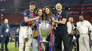 Sira Martínez com o pai, Luis Enrique, a mãe e o irmão 