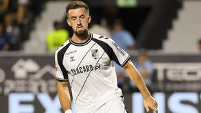 O avançado em ação pelos vitorianos