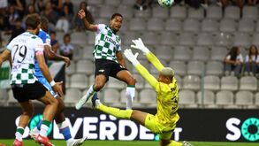 Os jogadores em ação durante o Moreirense-Gil Vicente