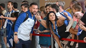 As imagens da chegada do FC Porto à Madeira: autógrafos, fotografias e muitos sorrisos