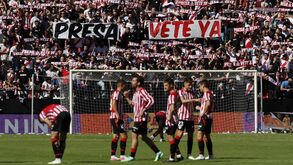 Tarja dos adeptos do Rayo Vallecano para o presidente Raúl Presa