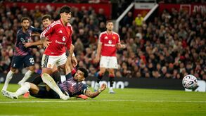O momento em que Solanke marca nos descontos do Manchester United-Tottenham