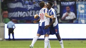 Pietuszewski e Samu festejam durante a vitória do FC Porto nos Barreiros