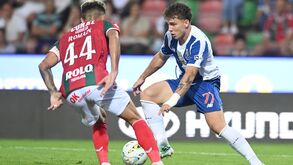 Oskar Pietuszewski frente a Romain Correia no Marítimo-FC Porto
