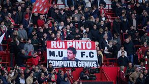 Adeptos do Manchester United mostram apoio a Rui Pinto