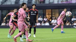 Lionel Messi assinou um bis contra o DC United