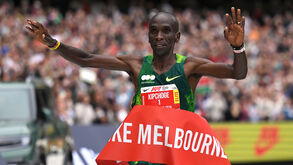 Eliud Kipchoge triunfa em Melbourne