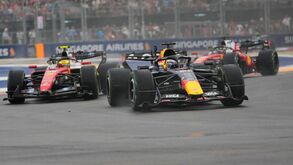 Max Verstappen à frente de Lewis Hamilton e Charles Leclerc