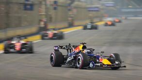 Verstappen na frente da corrida