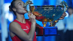 Zheng Qinwen festeja conquista em Pequim