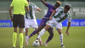 Liavas e Matchoi Djaló disputam lance no Rio Ave-Nacional
