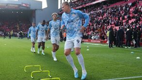 Erling Haaland no aquecimento do Liverpool-Manchester City em Anfield