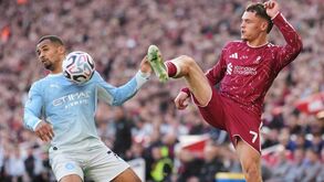Iliman Ndiaye e Florian Wirtz em duelo no Liverpool-Manchester City