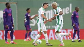 Diogo Bezerra celebra golo pelo Rio Ave frente ao Nacional com Sellouki