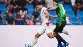 Gonçalo Ramos protege a bola no Sassuolo-Milan