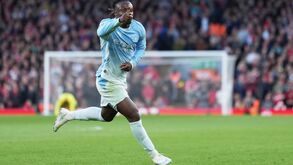 Jérémy Doku, extremo do Manchester City, brilhou em Anfield