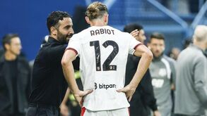 Ruben Amorim dá indicações a Adrien Rabiot no Sassuolo-Milan