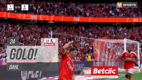 Dahl subiu no terreno, combinou com Pavlidis e inaugurou assim o marcador no Benfica-V. Guimarães