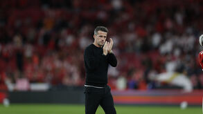 Marco Silva aplaude durante o triunfo do Benfica sobre o V. Guimarães