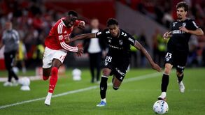 Thiago Balieiro em duelo com Lukebakio no Benfica-V. Guimarães