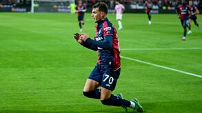 Daniel Maldini celebra golo pelo Cagliari frente à Juventus