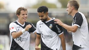 Colegas festejam golo de Sarpreet Singh (ao centro) pelo Farense frente ao Feirense