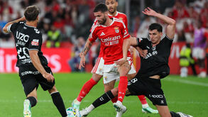 Gonçalo Nogueira (à direita) disputa a bola com Rafa