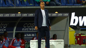 Pepa reage junto ao banco do E. Amadora