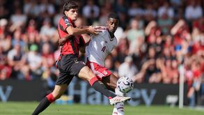 António Silva em duelo com Alexander Isak no Bournemouth-Liverpool