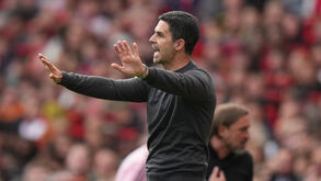 Mikel Arteta no banco