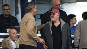 Idan Ofer, proprietário da SAD do Famalicão, assiste ao jogo com o Alverca