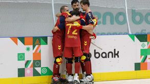 Espanha celebra vitória com hat-trick de Pau Bargalló
