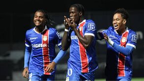 Jogadores do Alverca festejam frente ao Famalicão