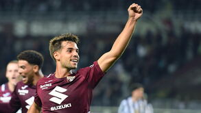Jogador do Torino comemora um golo, erguendo o punho