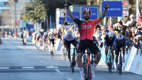 Filippo Ganna cruza a meta em Lagos na Volta ao Algarve 2025