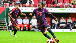 Michael Olise em ação pelo Bayern