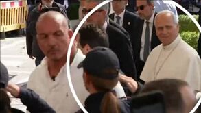 Os aplausos na chegada do Papa Leão XIV ao hospital Agostino Gemelli onde vai ser operado