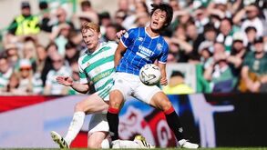 Liam Scales em ação no dérbi com o Rangers
