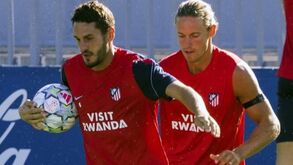 Koke Resurreción, médio do Atlético Madrid com a bola na mão, no treino de segunda-feira