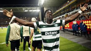 O festejo do primeiro golo de Issa Doumbia pelo Sporting em Lens