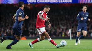 Os jogadores em ação durante o Arsenal-Lille