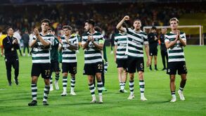 Jogadores do Sporting aplaudem os adeptos após a vitória sobre o Lens