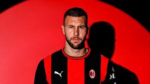 Pavlovic continua no AC Milan com renovação de contrato