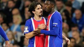 Dois jogadores do PSG abraçam-se em campo