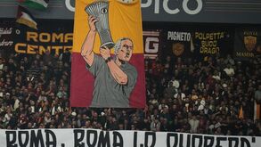 A tarja dos adeptos da Roma para Mourinho durante o jogo com o Real Madrid
