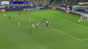 Samu faz o 2-1 para o FC Porto frente ao Betis
