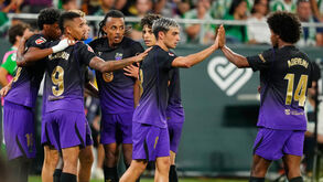Jogadores do Barcelona festejam um dos golos marcados ao Betis