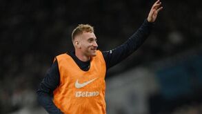 Dejan Kulusevski em aquecimento no Tottenham-Coventry City