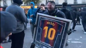 Encapuzados exibem artigos icónicos de Messi e Zidane roubados nas pilhagens de Paris